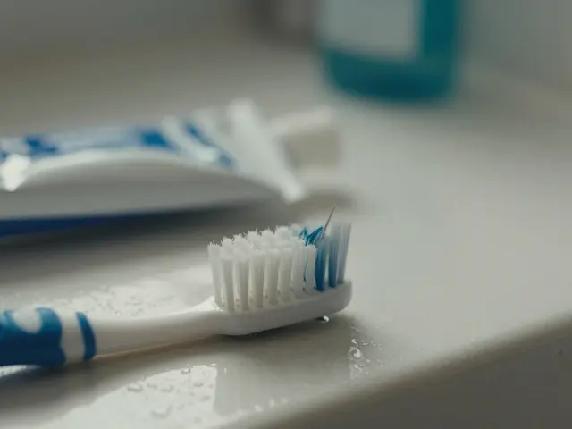 Jak často byste měli měnit mezizubní kartáčky: pravidla, která zachrání vaše zuby