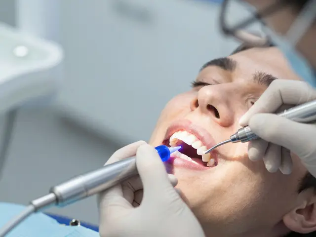 Kolik stojí bílá zubní plomba v roce 2026? Cena, faktory a co si pamatovat