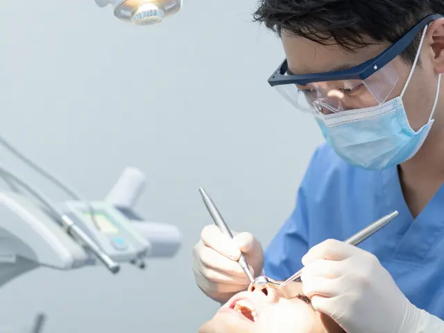 Kdo může provést bělení zubů? Lékař, asistent nebo domácí sada